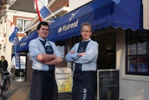 Het kernteam van visspeciaalzaak de VisArend: vaste medewerker Marinus en eigenaar Arend.